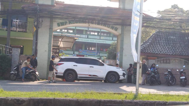 Mobil Fortuner yang diparkir memalangi gerbang SMPN 1 Cibinong. Dok: Polsek Cibinong