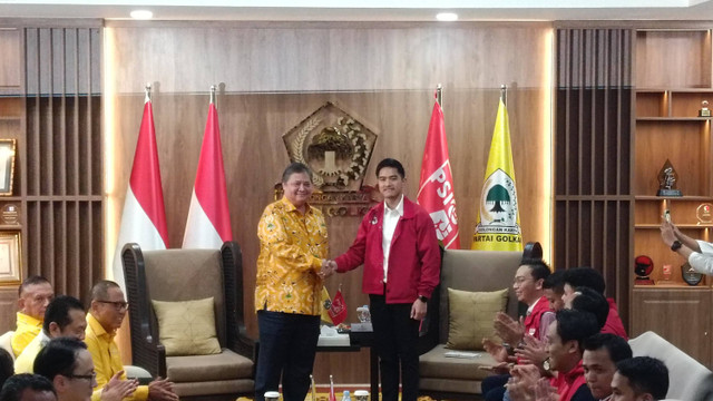 Ketua Umum PSI Kaesang Pangarep dan Ketua Umum Golkar Airlangga Hartarto saat bertemu di DPP Golkar, Slipi, Jakbar, Kamis (11/7/2024). Foto: Thomas Bosco/kumparan