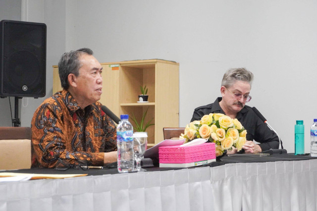 Prof Edy dan Prof Eric dalam International Discussion (Dokumentasi Pribadi)