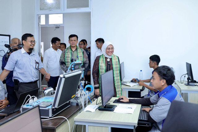 Menaker Ida Fauziyah saat melihat para peserta Satuan Pelaksana (Satpel) Pelatihan Vokasi dan Produktivitas Balai Latihan Kerja (BLK) Batam. Foto: Dok. Kemnaker