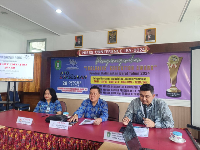 Dewan Pendidikan Kalbar saat menggelar press conference Inclusive Education Award. Foto: Yulia Ramadhiyanti/Hi!Pontianak