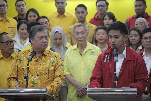 Ketua Umum Partai Golkar Airlangga Hartarto bersama Ketua Umum PSI Kaesang Pangarep saat melakukan pertemuan silahturahmi di Kantor DPP Partai Golkar, Jakarta , Kamis (11/7/2024). Foto: Jamal Ramadhan/kumparan