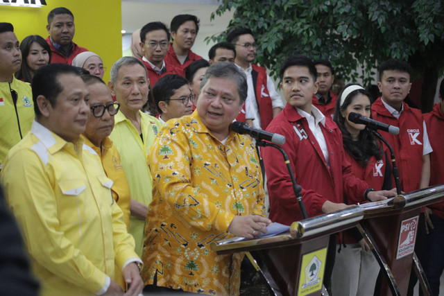 Ketua Umum Partai Golkar Airlangga Hartarto bersama Ketua Umum PSI Kaesang Pangarep saat melakukan pertemuan silahturahmi di Kantor DPP Partai Golkar, Jakarta , Kamis (11/7/2024). Foto: Jamal Ramadhan/kumparan