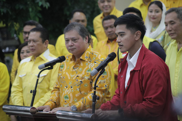 Ketua Umum Partai Golkar Airlangga Hartarto bersama Ketua Umum PSI Kaesang Pangarep saat melakukan pertemuan silahturahmi di Kantor DPP Partai Golkar, Jakarta , Kamis (11/7/2024). Foto: Jamal Ramadhan/kumparan