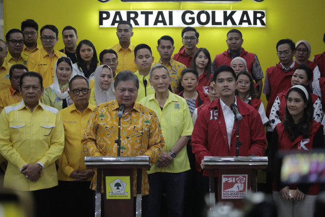 Ketua Umum Partai Golkar Airlangga Hartarto bersama Ketua Umum PSI Kaesang Pangarep saat melakukan pertemuan silahturahmi di Kantor DPP Partai Golkar, Jakarta , Kamis (11/7/2024). Foto: Jamal Ramadhan/kumparan