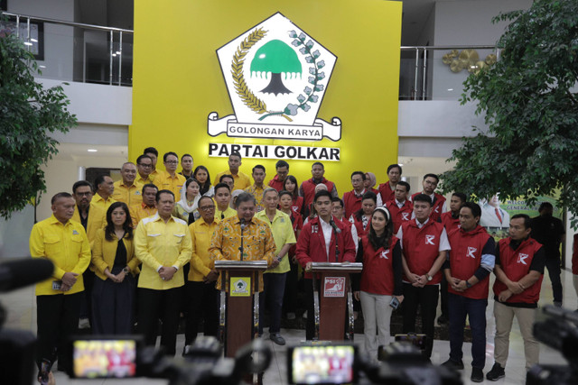 Ketua Umum Partai Golkar Airlangga Hartarto bersama Ketua Umum PSI Kaesang Pangarep saat melakukan pertemuan silahturahmi di Kantor DPP Partai Golkar, Jakarta , Kamis (11/7/2024). Foto: Jamal Ramadhan/kumparan