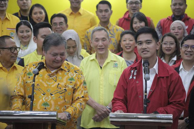 Ketua Umum Partai Golkar Airlangga Hartarto bersama Ketua Umum PSI Kaesang Pangarep saat melakukan pertemuan silahturahmi di Kantor DPP Partai Golkar, Jakarta , Kamis (11/7/2024).  Foto: Jamal Ramadhan/kumparan