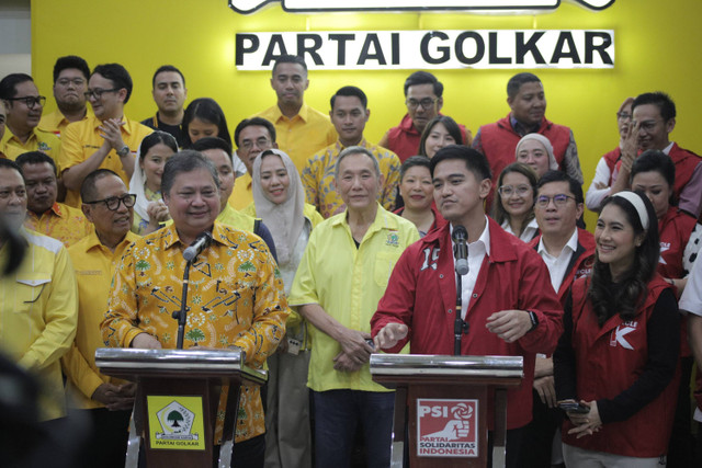 Ketua Umum Partai Golkar Airlangga Hartarto bersama Ketua Umum PSI Kaesang Pangarep saat melakukan pertemuan silahturahmi di Kantor DPP Partai Golkar, Jakarta , Kamis (11/7/2024).  Foto: Jamal Ramadhan/kumparan