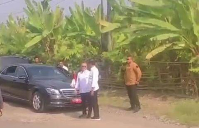 Mobil rombongan Presiden Jokowi berhenti saat perjalanan menuju Desa Bandan Hurip, Kabupaten Lampung Selatan. | Foto: Dok Istimewa