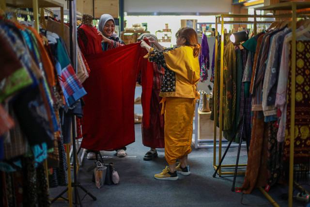 Pengunjung memilih baju disalah satu booth pameran Pasar Digital (PaDi) UMKM Hybrid Expo & Conference 2024 di Gedung Sarinah, Jakarta, Kamis (11/07/2024).  Foto: Aditia Noviansyah/kumparan