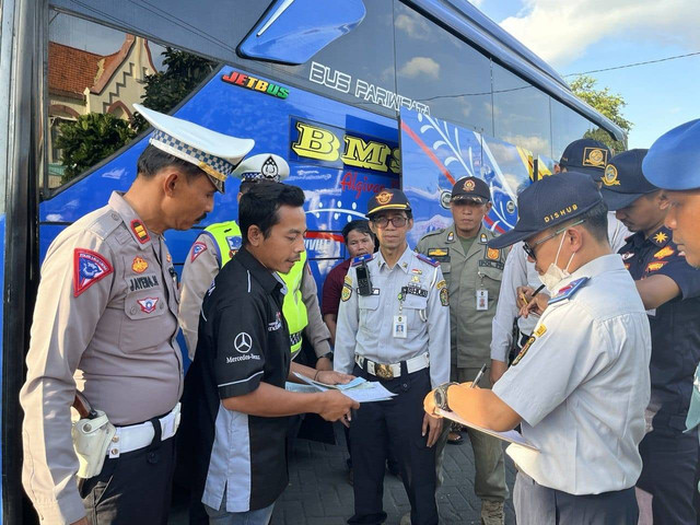 Petugas Dishub Kota Yogyakarta saat melakukan sidak bus pariwisata. Foto: Tugu Jogja