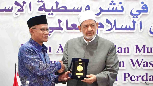 Ketua Umum PP Muhammadiyah Haedar Nasir (kiri) bersama Imam Besar atau Grand Syekh Al Azhar Mesir, Ahmad Al Thayyib (kanan) di kantor PP Muhammadiyah di Menteng, Jakarta Pusat, pada Kamis (11/7). Foto: Dok. Istimewa