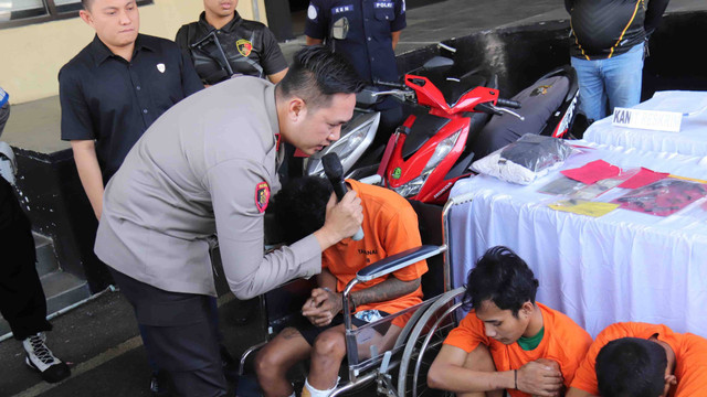 Jumpa pers kasus pencurian sepeda motor di Mapolsek Kelapa Gading, Kamis (11/7/2024). Foto: Dok. Istimewa