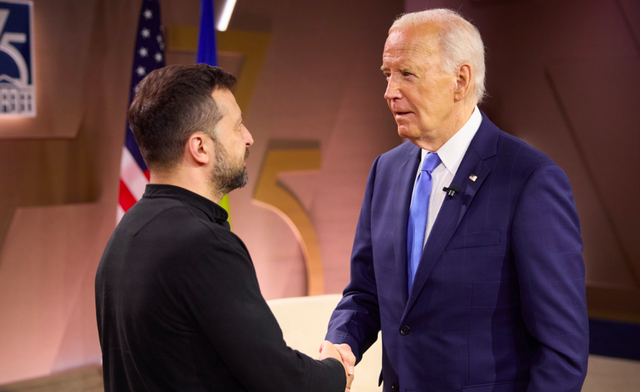 Presiden AS Joe Biden dan Presiden Ukraina Volodymyr Zelensky bersalaman di Konferensi NATO di Washington DC, Kamis (11/7/2024). Foto: X/@ZelenskyyUa