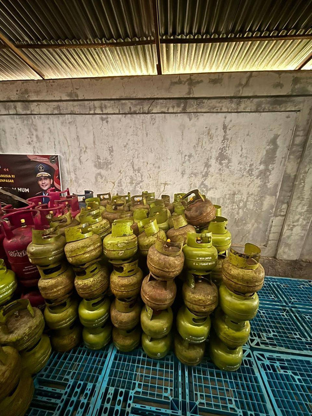 Barang bukti gas elpiji bersubsidi 3 kilogram dioplos di sebuah kontrakan di Jalan Nagasari, Kota Denpasar, Bali. Foto: Dok. Polda Bali