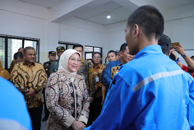 Menaker Ida Fauziyah saat bertemu peserta Satuan Pelayanan Balai Latihan Kerja (Satpel BLK) Karimun, Kepulauan Riau, Kamis (11/7/2024). Foto: Dok. Kemnaker