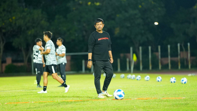 Pelatih Indra Sjafri memimpin latihan Timnas U-19 di Surabaya menjelang Piala AFF U-19 2024. Foto: Dok. pssi