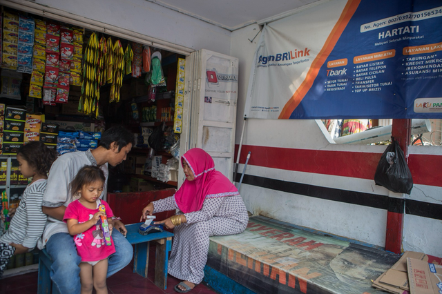 Warga bertransaksi di AgenBRILink. Foto: Dok. BRI