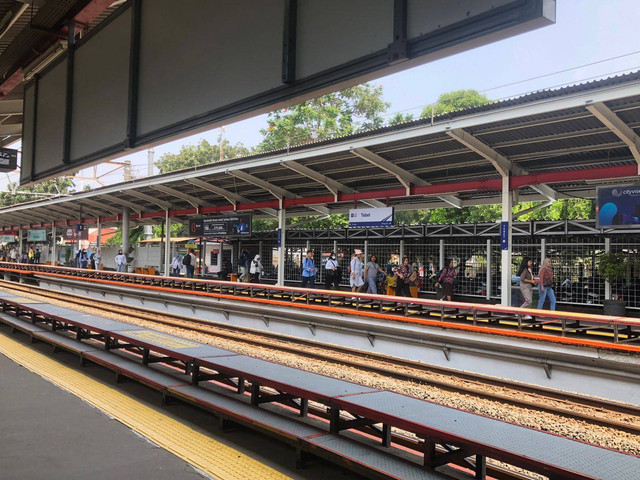 Suasana stasiun Tebet, Kecematan Tebet, Jakarta Selatan, pada Jumat (12/7/2024). Foto: Robby Bouceu/kumparan