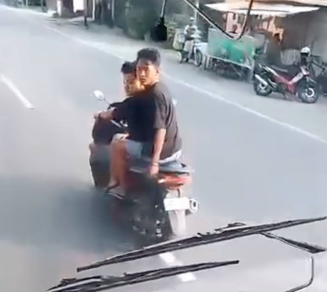 Tangkapan layar video saat 2 pria mengadang bus. Dok: Ist.