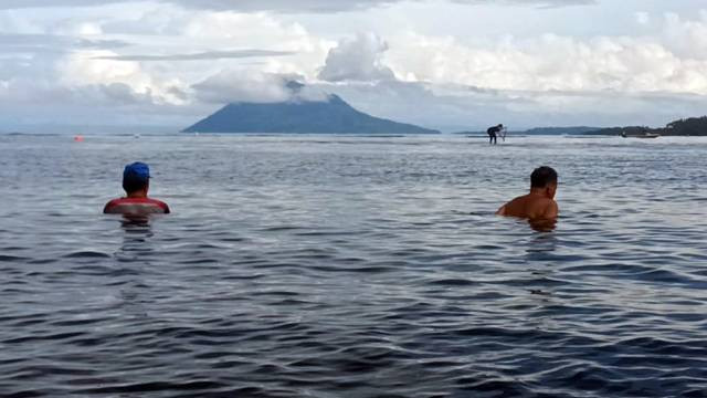 Dua orang penderita Stroke melakukan terapi di Pantai Karangria Manado. Mereka berharap Presiden Jokowi membatalkan rencana reklamasi di daerah tersebut. (foto: febry kodongan)