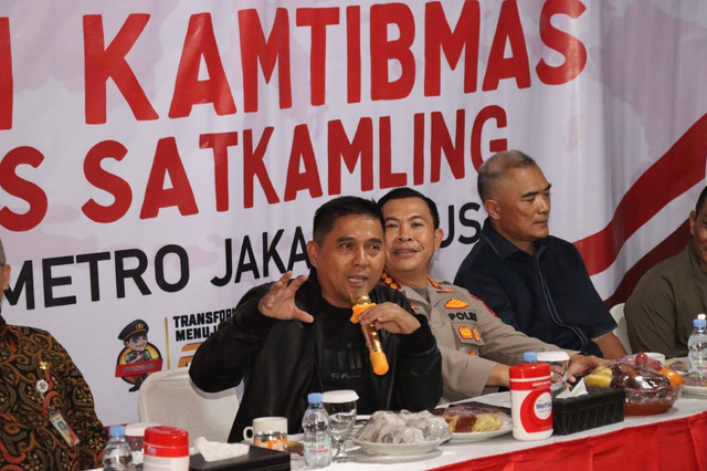 Kapolda Metro Jaya Irjen Pol Karyoto dalam kegiatan 'Ngopi Kamtibmas' bareng warga di Kemayoran, Jakarta Pusat, pada Kamis (11/7). Foto: Humas Polda Metro Jaya Foto: Dok. Humas Polda Metro Jaya