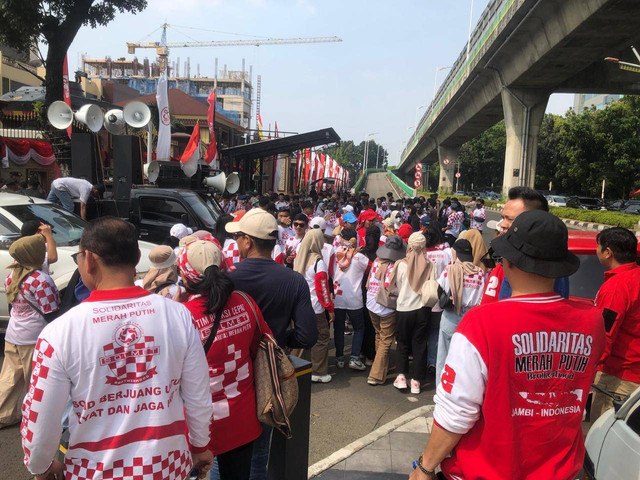 Massa Aksi Simpatik Aliansi NTT Menggugat mulai berkumpul di depan Mabes Polri, Jalan Trunojoyo Kebayoran Baru, Jakarta Selatan, Jumat (12/7/2024). Foto: Robby Bouceu/kumparan