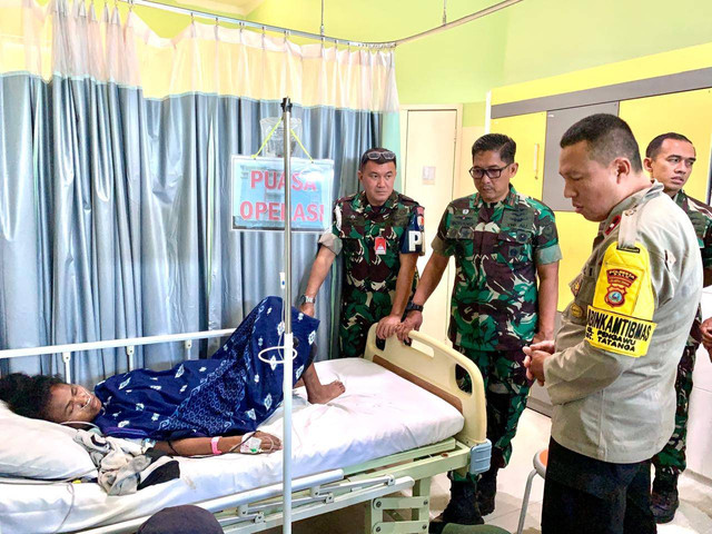 Danlanud Sultan Hasanuddin, Marsma TNI Bonang Bayuaji, membesuk korban di RS. Dok: Ist.