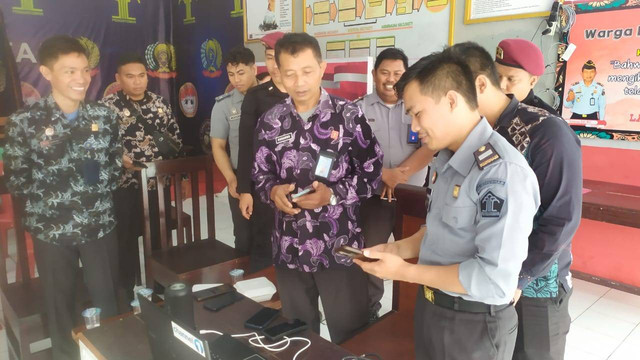 Berantas Judi Online, Kalapas Tahuna Lakukan Sidak Handphone Pegawai