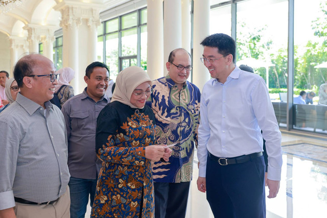 Menteri Ketenagakerjaan Ida Fauziyah (tiga dari kiri) didampingi jajaran petinggi perusahaan teknologi multinasional, Huawei, di Kota Shenzhen, China. Foto: Dok. Huawei