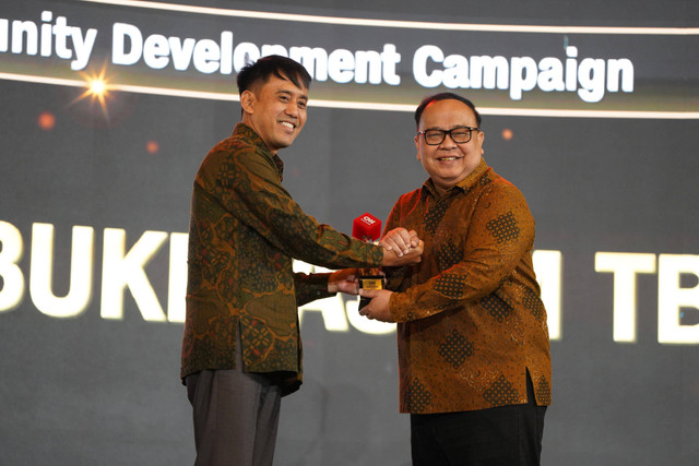 Corporate Secretary PT Bukit Asam Tbk (PTBA), Niko Chandra saat menerima penghargaan Outstanding Community Development Campaign dalam ajang CNN Indonesia Awards 2024 di Palembang, Rabu (10/7/2024). Foto: Dok. PT Bukit Asam