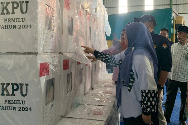 Anggota KPU, Betty Epsilon Idroos meninjau gudang logistik untuk persiapan PSU DPD Provinsi Sumbar di Kota Padang pada Jumat (12/7/2024). Foto: Luthfi Humam/kumparan