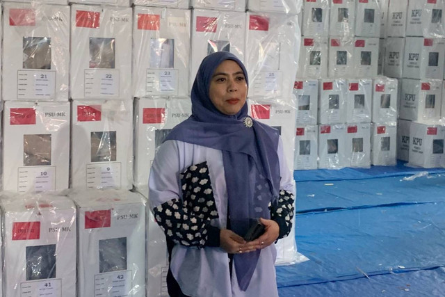 Anggota KPU, Betty Epsilon Idroos meninjau gudang logistik untuk persiapan PSU DPD Provinsi Sumbar di Kota Padang pada Jumat (12/7/2024). Foto: Luthfi Humam/kumparan