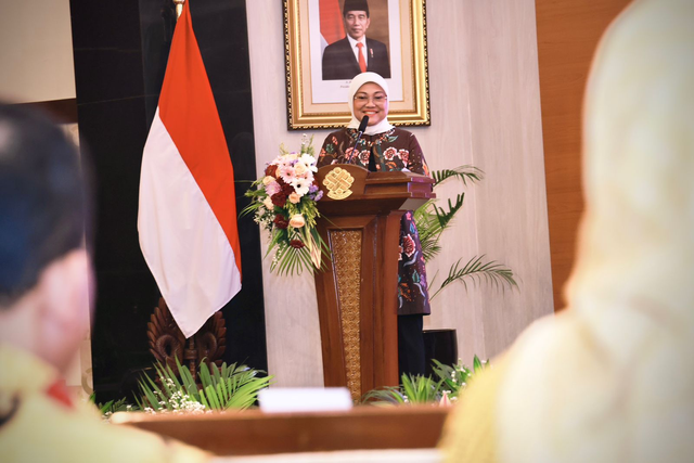 Menaker Ida Fauziah saat membuka rapat koordinasi penyusunan laporan keuangan 'Meningkatkan Akuntabilitas Pelaksanaan Anggaran sebagai Wujud Cinta pada Kemnaker' di Gedung Tridarma Kemnaker, Jakarta, Jumat (11/7/2024). Foto: Dok. Kemnaker