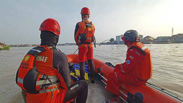 Tim SAR sedang mencari pekerja di Sungai Ogan Palembang, Foto : Basarnas Palembang