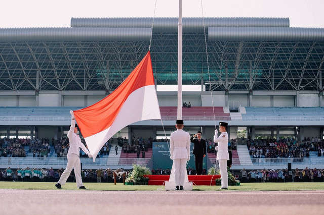 Ribuan anggota koperasi di DIY mengikuti upacara peringatan Hari Koperasi Nasional ke-77 di Stadion Mandala Krida Yogyakarta, Jumat (12/7). Foto: Pemda DIY