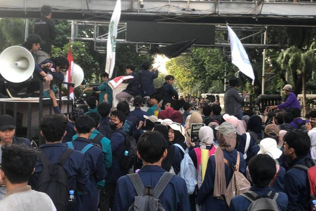 BEM SI melakukan aksi di Kawasan Patung Kuda, Jakarta, Jumat (12/7/2024). Foto: Robby Bouceu/kumparan