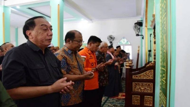 Penjabat Gubernur Gorontalo Rudy Salahuddin bersama pimpinan OPD melaksanakan Salat Jumat yang dibarengi dengan salat tolak bala (Lidaf'ill Bala) di masjid Darul Ikhlas Desa Tulabolo Kecamatan Suwawa Timur, Kabupaten Bone Bolango, Jumat (12/7/2024). Foto: Diskominfotik Provinsi Gorontalo/HO/Antara