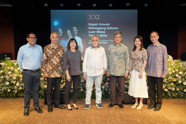 Direktur PT Nusantara Sejahtera Raya Tbk atau Cinema XXI Dody Suhartono, Direktur Tri Rudy Anitio, Direktur Utama Suryo Suherman, dan Direktur Arif Suherman dalam acara Rapat Umum Pemegang Saham Luar Biasa (RUPSLB), Jumat (12/7/2024). Foto: Cinema XXI