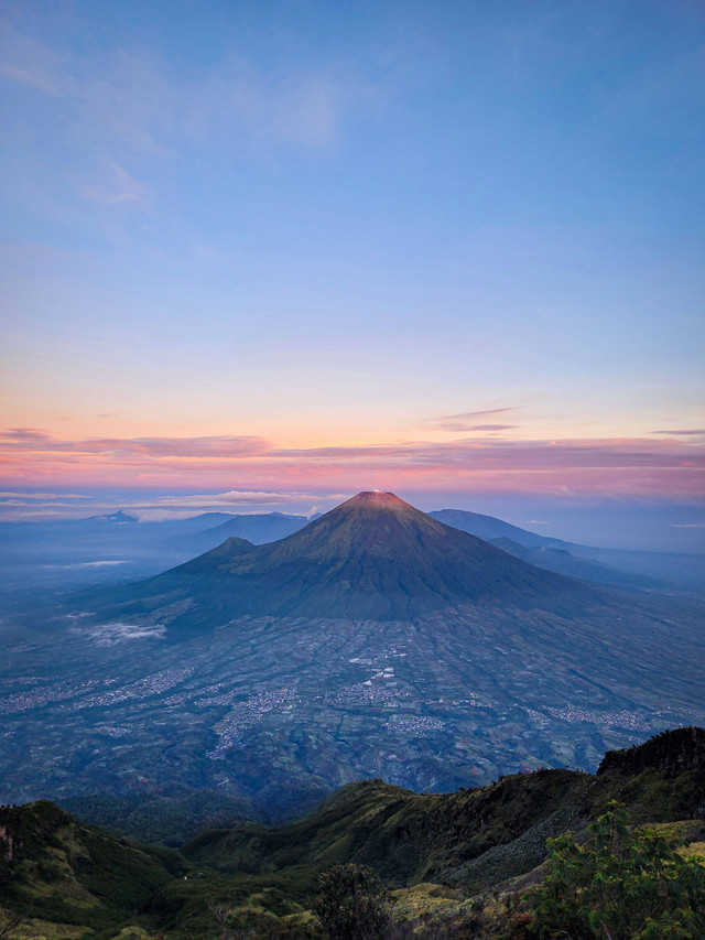 Pemandangan dari puncak Gunung Sumbing | Dokumentasi: Abraham Hario Lanang