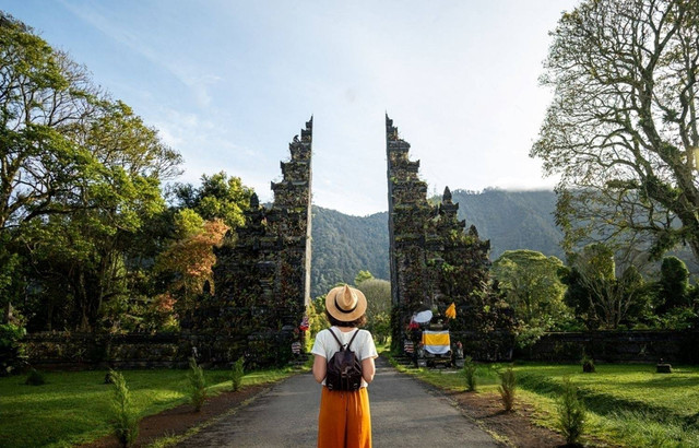 Seorang yang sedang berwisata di tempat wisata, daerah Bali. (sumber: Shutterstock)