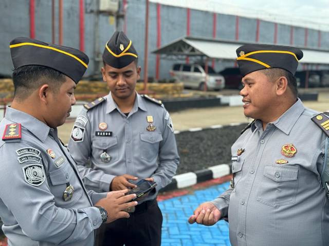 Pastikan Tidak Judol, Kalapas Banjarbaru Cek Handphone Pejabat dan Petugas