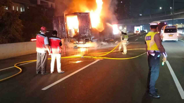 Sebuah truk terbakar di  Tol Jorr KM 22.400, Jumat (12/7/2024) malam. Foto: Dok. Istimewa