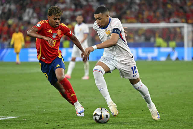 Duel Lamine Yamal & Kylian Mbappe saat Spanyol vs Prancis dalam semifinal Piala Eropa 2024 di Allianz Arena, Jerman, pada Rabu (10/7) dini hari WIB. Foto: Fabrice COFFRINI / AFP