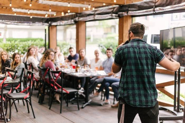 Tugas Runner dalam Event. Foto hanya ilustrasi. Sumber: unsplash/ Priscilla Du Preez 🇨🇦