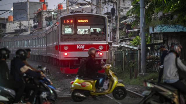 Sejumlah warga dan pengendara sepeda motor melintasi perlintasan sebidang kereta api kawasan Roxy, Jakarta Pusat, Jumat (12/7/2024). Foto: ANTARA FOTO/Erlangga Bregas Prakoso