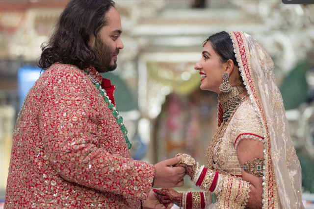  Pernikahan Anant Ambani dan Radhika Merchant di Jio World Convention Center di Mumbai, India, Jumat, 12 Juli 2024 yang bertabur barang mewah. Foto: Reliance Industries via AP