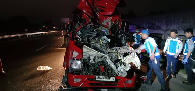 Petugas berada di lokasi kecelakaan minibus dan truk di Tol Boyolali-Semarang, Sabtu (13/7). Foto: Dok: Satlantas Polres Boyolali