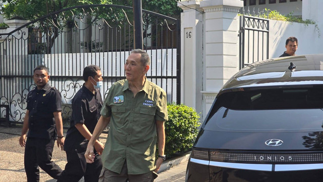 Jusuf Hamka tiba di rumah Patra Kuningan 15 untuk bertemu Mahfudz MD, Sabtu (13/7).  Foto: Thomas Bosco/kumparan