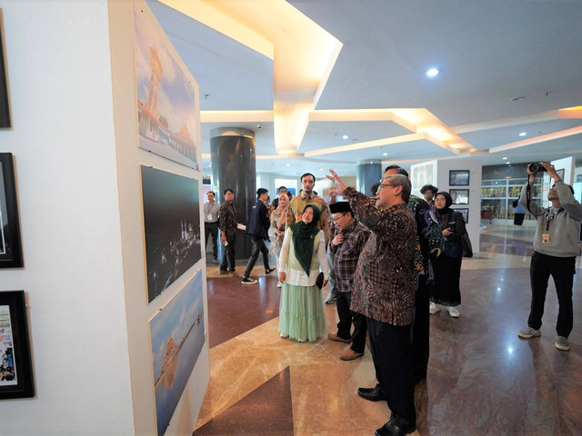 Rektor UAD Prof. Dr. Muchlas, M.T. mengajak tamu undangan dan media berkeliling melihat karya-karya fotografi (Dok. Humas dan Protokol UAD)